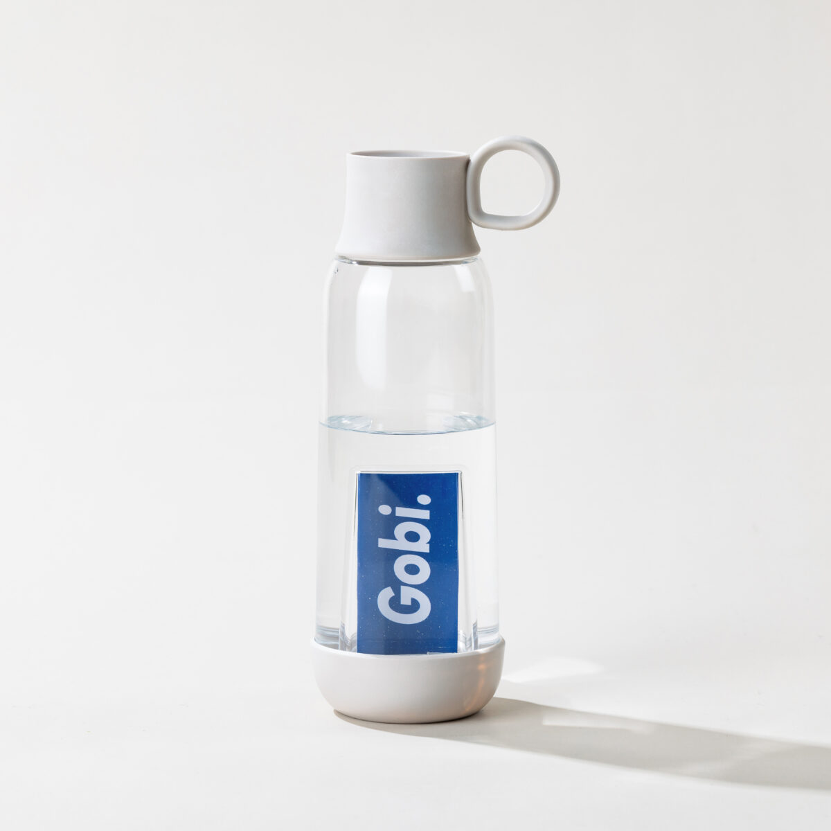 gourde française personnalisée tritan bioplastique <strong data-start="138" data-end="165" data-is-only-node="">Gourde française 460 ml</strong> en Tritan et bioplastique d’origine végétale. Dimensions 6,5 x 22 cm, poids 0,15 kg. Techniques de personnalisation disponibles : étiquette numérique quadri (2 zones), tampographie 1 ou 2 couleurs (zone de 4 x 10 cm), gravure laser avec ou sans nominatifs (zone de 4 x 2,5 cm), impression numérique quadri (zone de 4 x 10 cm). Zones de marquage sur le corps (28 x 70 mm) et le bouchon (Ø 35 mm).