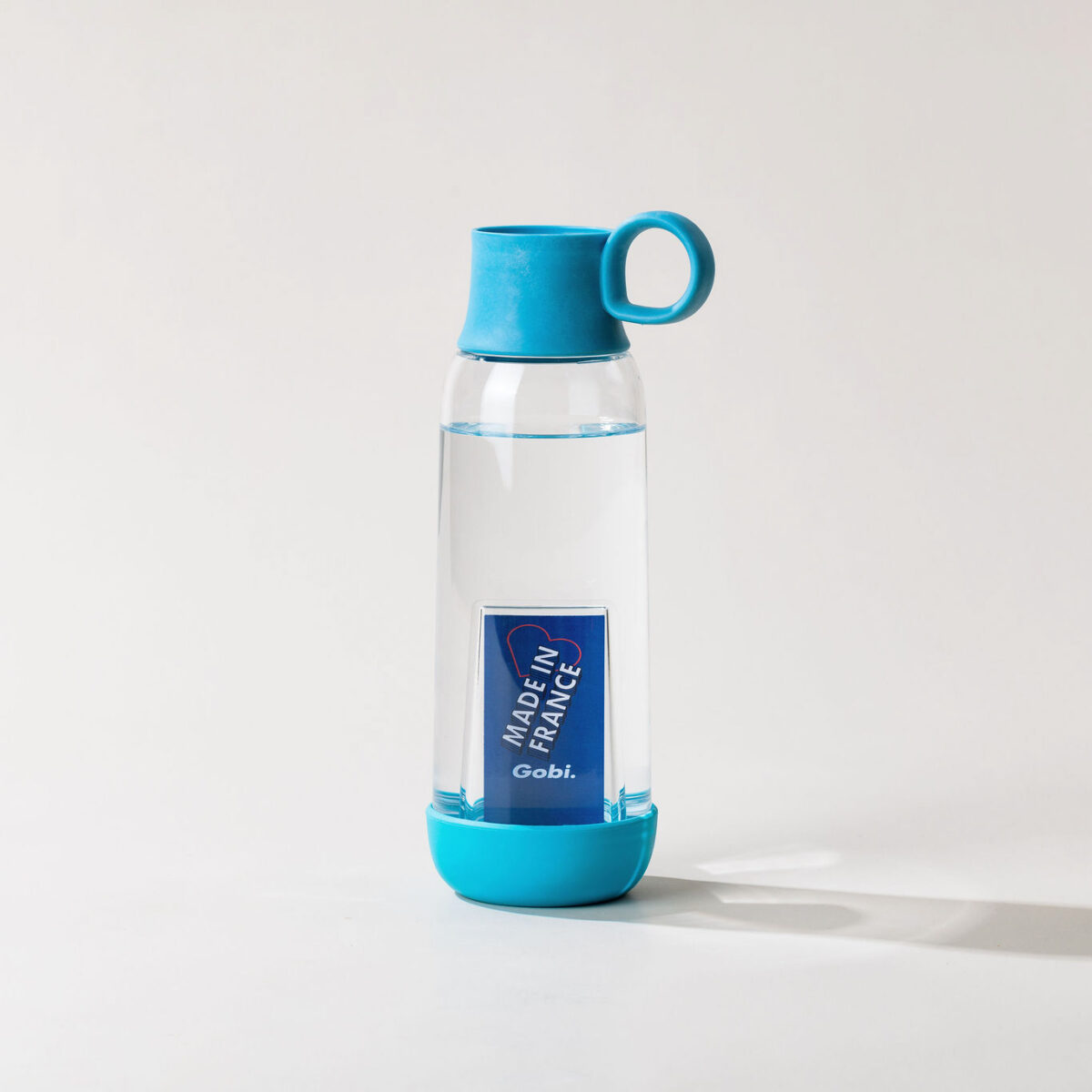 gourde française personnalisée tritan bioplastique <strong data-start="138" data-end="165" data-is-only-node="">Gourde française 460 ml</strong> en Tritan et bioplastique d’origine végétale. Dimensions 6,5 x 22 cm, poids 0,15 kg. Techniques de personnalisation disponibles : étiquette numérique quadri (2 zones), tampographie 1 ou 2 couleurs (zone de 4 x 10 cm), gravure laser avec ou sans nominatifs (zone de 4 x 2,5 cm), impression numérique quadri (zone de 4 x 10 cm). Zones de marquage sur le corps (28 x 70 mm) et le bouchon (Ø 35 mm).