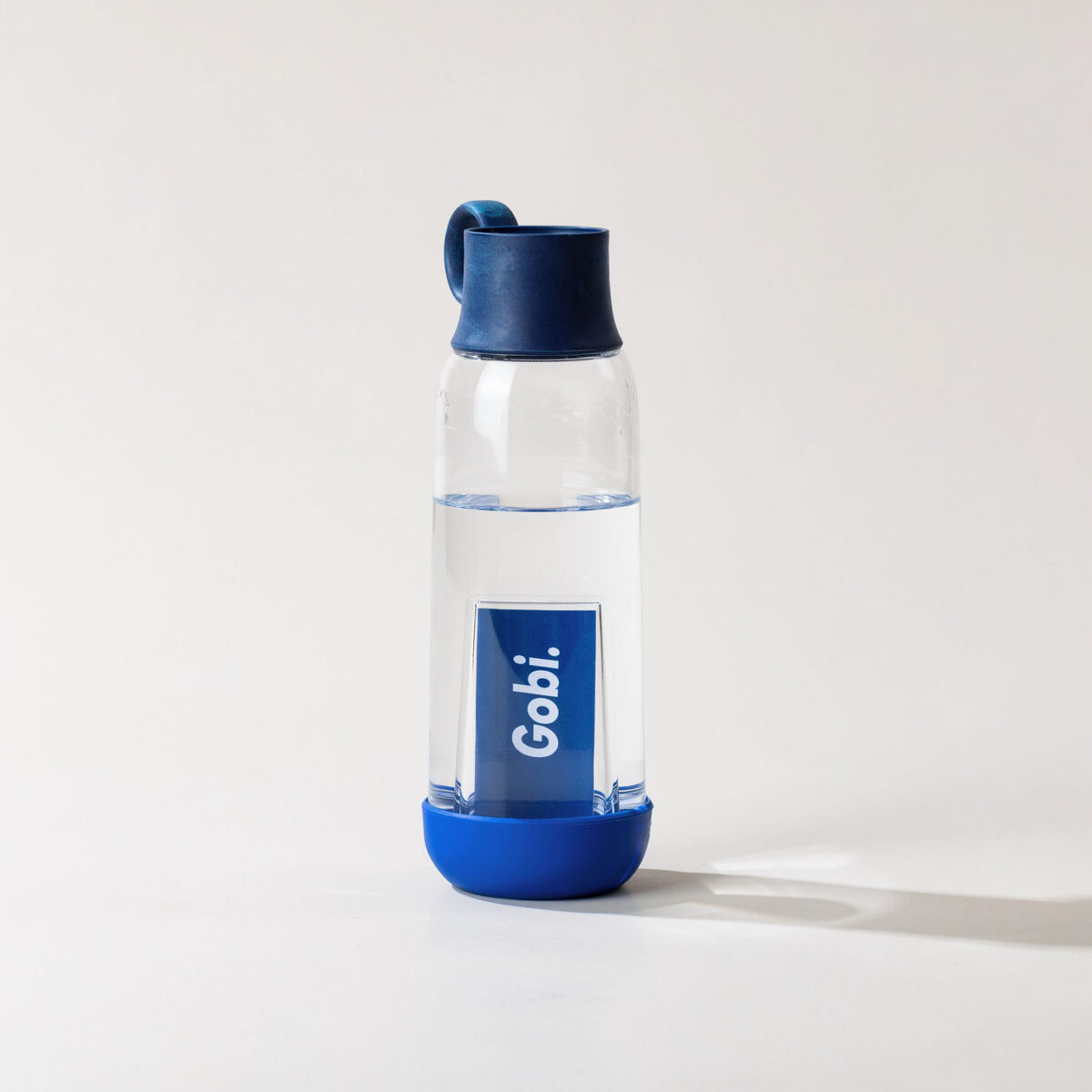 gourde française personnalisée tritan bioplastique <strong data-start="138" data-end="165" data-is-only-node="">Gourde française 460 ml</strong> en Tritan et bioplastique d’origine végétale. Dimensions 6,5 x 22 cm, poids 0,15 kg. Techniques de personnalisation disponibles : étiquette numérique quadri (2 zones), tampographie 1 ou 2 couleurs (zone de 4 x 10 cm), gravure laser avec ou sans nominatifs (zone de 4 x 2,5 cm), impression numérique quadri (zone de 4 x 10 cm). Zones de marquage sur le corps (28 x 70 mm) et le bouchon (Ø 35 mm).