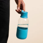 Gourde en verre personnalisable. Contenance : 500 ml. Dimensions : 7 x 19,7 cm. Poids : 300 g. Personnalisation : étiquette numérique (quadri). Zone de marquage : diamètre 35 mm. Matière : Verre et bioplastique (origine végétale).