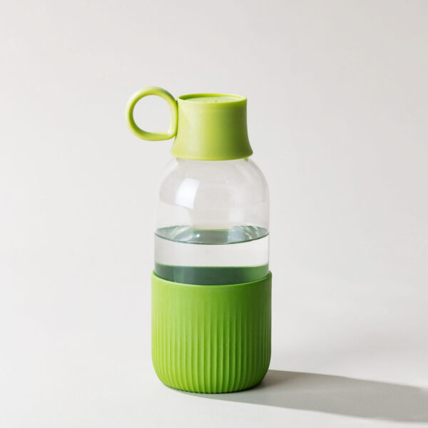 Gourde en verre personnalisable. Contenance : 500 ml. Dimensions : 7 x 19,7 cm. Poids : 300 g. Personnalisation : étiquette numérique (quadri). Zone de marquage : diamètre 35 mm. Matière : Verre et bioplastique (origine végétale).