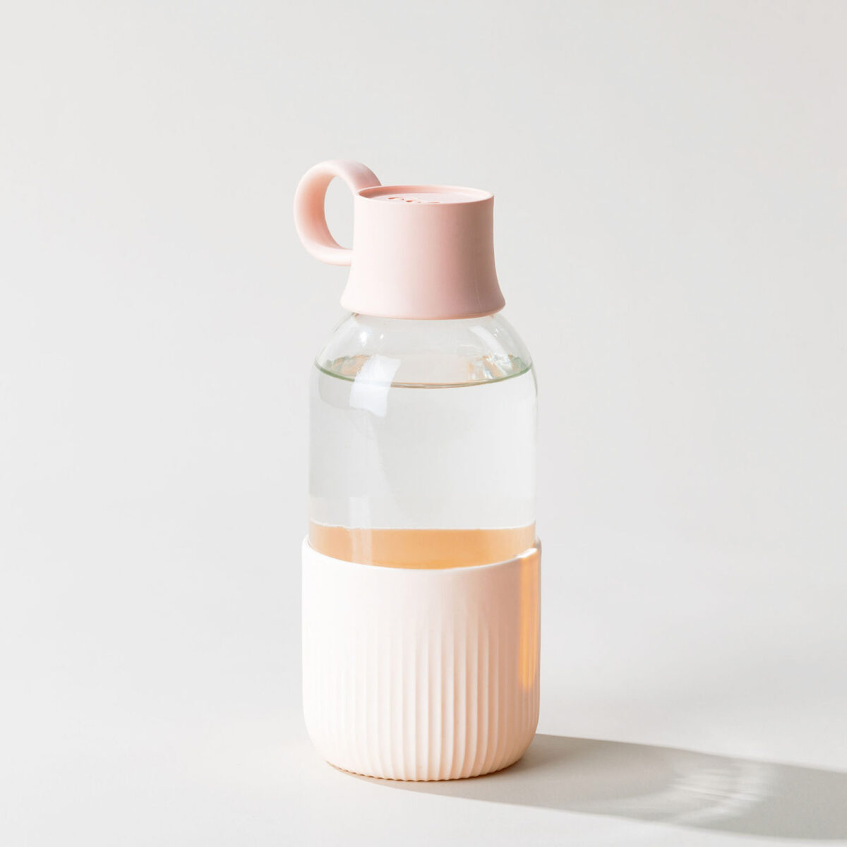 Gourde en verre personnalisable. Contenance : 500 ml. Dimensions : 7 x 19,7 cm. Poids : 300 g. Personnalisation : étiquette numérique (quadri). Zone de marquage : diamètre 35 mm. Matière : Verre et bioplastique (origine végétale).