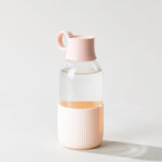 Gourde en verre personnalisable. Contenance : 500 ml. Dimensions : 7 x 19,7 cm. Poids : 300 g. Personnalisation : étiquette numérique (quadri). Zone de marquage : diamètre 35 mm. Matière : Verre et bioplastique (origine végétale).