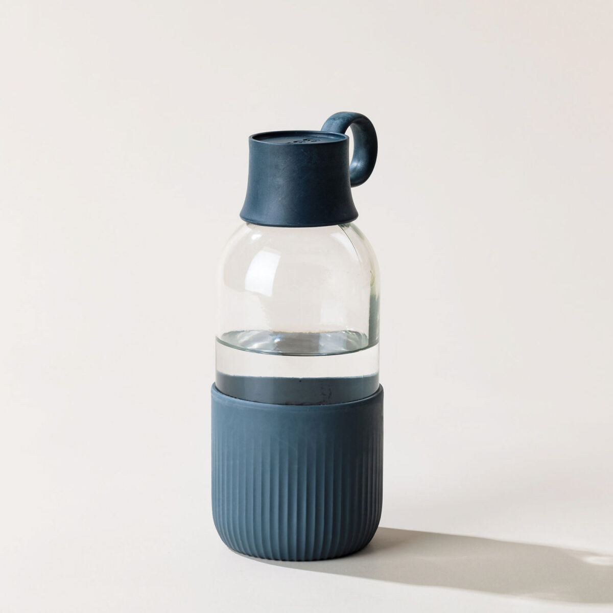 Gourde en verre personnalisable. Contenance : 500 ml. Dimensions : 7 x 19,7 cm. Poids : 300 g. Personnalisation : étiquette numérique (quadri). Zone de marquage : diamètre 35 mm. Matière : Verre et bioplastique (origine végétale).