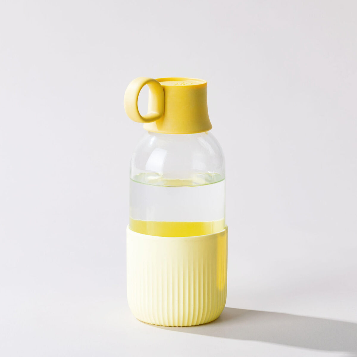 Gourde en verre personnalisable. Contenance : 500 ml. Dimensions : 7 x 19,7 cm. Poids : 300 g. Personnalisation : étiquette numérique (quadri). Zone de marquage : diamètre 35 mm. Matière : Verre et bioplastique (origine végétale).