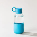 Gourde en verre personnalisable. Contenance : 500 ml. Dimensions : 7 x 19,7 cm. Poids : 300 g. Personnalisation : étiquette numérique (quadri). Zone de marquage : diamètre 35 mm. Matière : Verre et bioplastique (origine végétale).