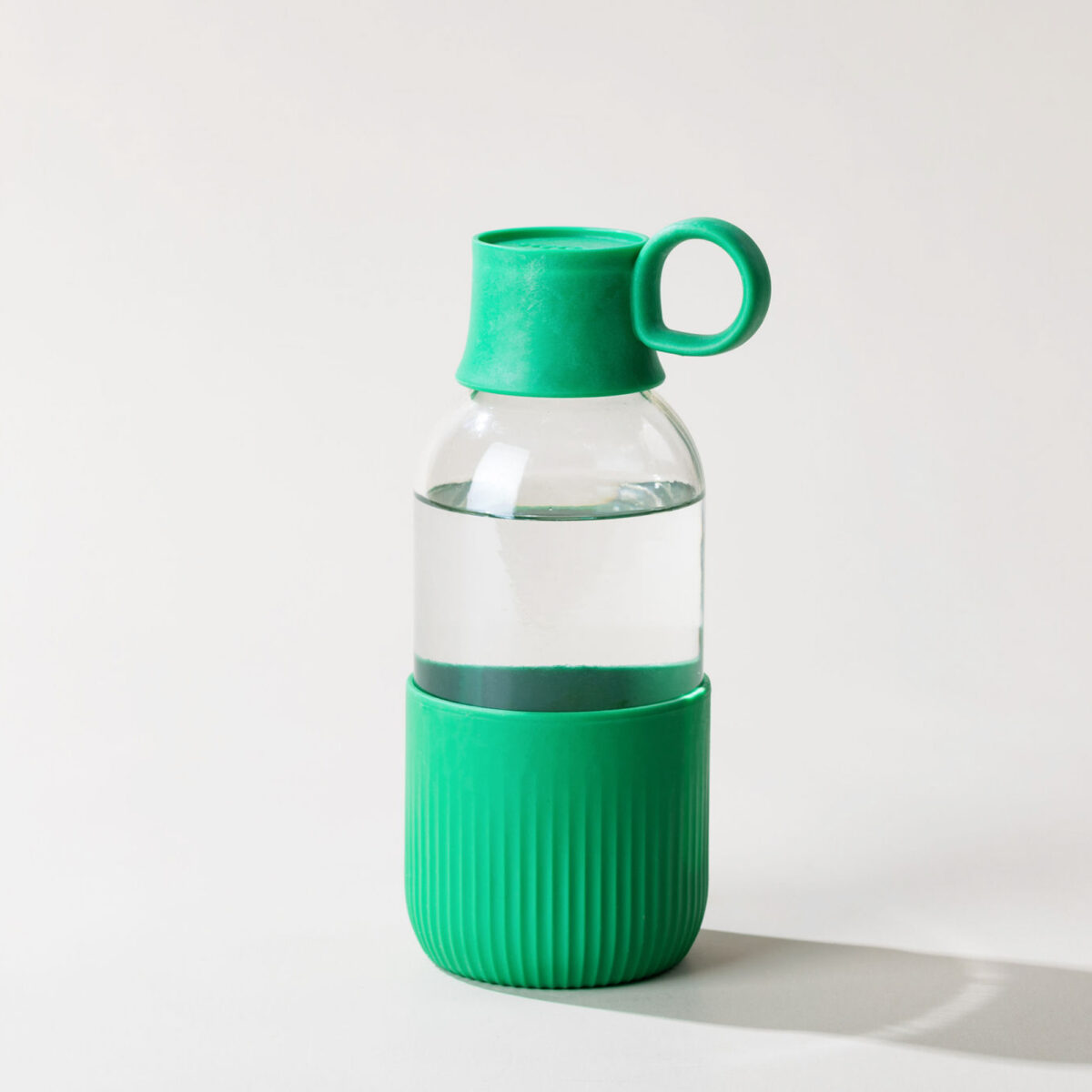 Gourde en verre personnalisable. Contenance : 500 ml. Dimensions : 7 x 19,7 cm. Poids : 300 g. Personnalisation : étiquette numérique (quadri). Zone de marquage : diamètre 35 mm. Matière : Verre et bioplastique (origine végétale).