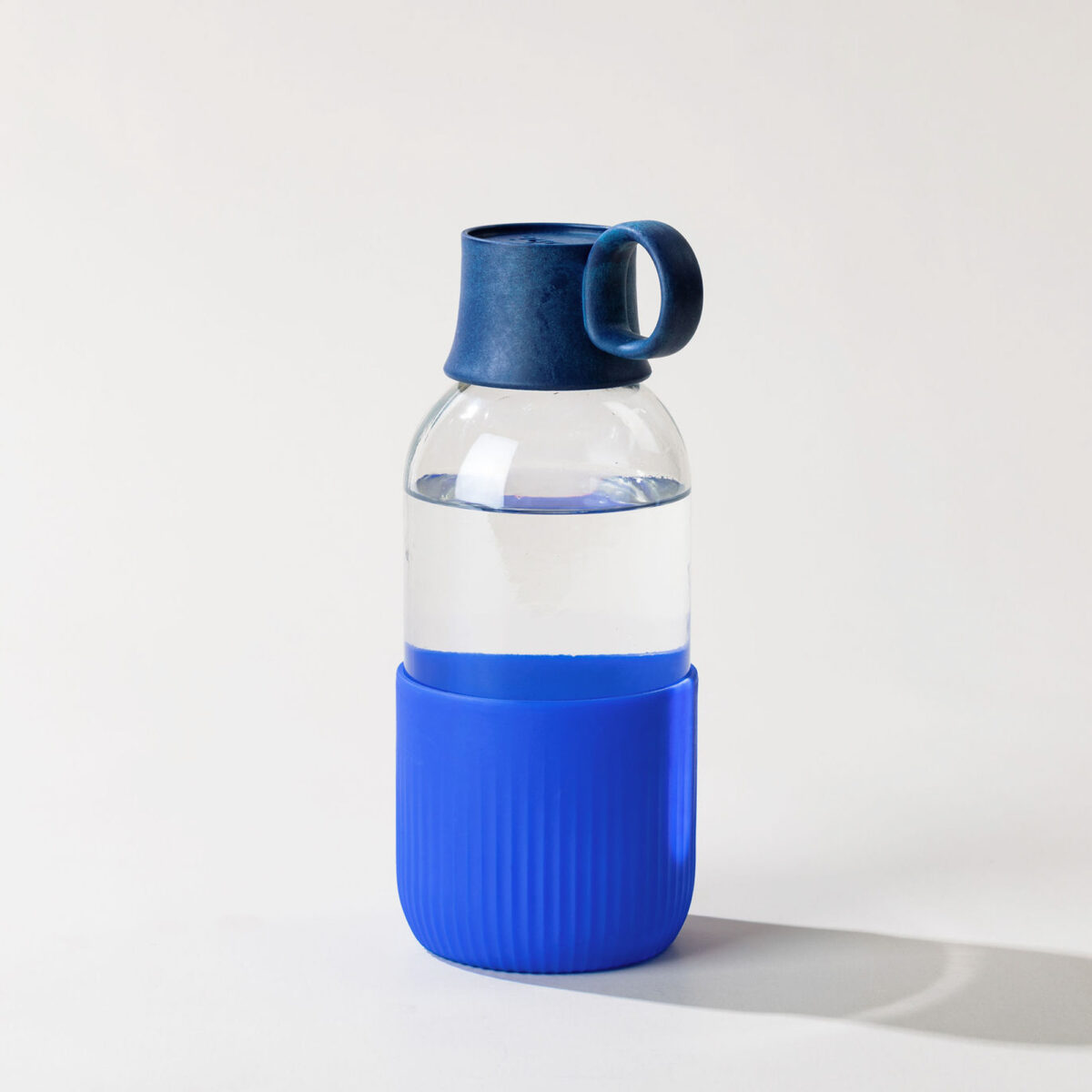 Gourde en verre personnalisable. Contenance : 500 ml. Dimensions : 7 x 19,7 cm. Poids : 300 g. Personnalisation : étiquette numérique (quadri). Zone de marquage : diamètre 35 mm. Matière : Verre et bioplastique (origine végétale).