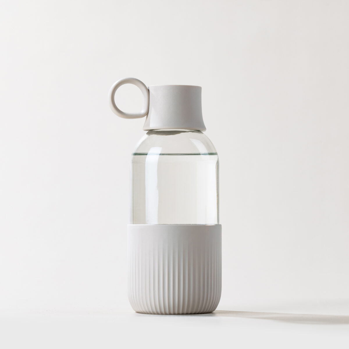 Gourde en verre personnalisable. Contenance : 500 ml. Dimensions : 7 x 19,7 cm. Poids : 300 g. Personnalisation : étiquette numérique (quadri). Zone de marquage : diamètre 35 mm. Matière : Verre et bioplastique (origine végétale).