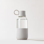 Gourde en verre personnalisable. Contenance : 500 ml. Dimensions : 7 x 19,7 cm. Poids : 300 g. Personnalisation : étiquette numérique (quadri). Zone de marquage : diamètre 35 mm. Matière : Verre et bioplastique (origine végétale).