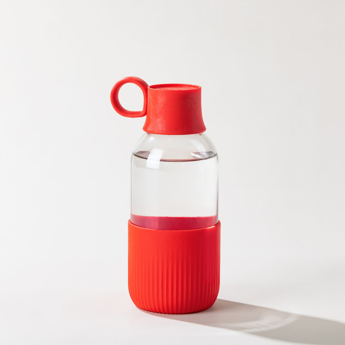 Gourde en verre personnalisable. Contenance : 500 ml. Dimensions : 7 x 19,7 cm. Poids : 300 g. Personnalisation : étiquette numérique (quadri). Zone de marquage : diamètre 35 mm. Matière : Verre et bioplastique (origine végétale).