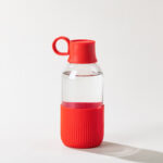 Gourde en verre personnalisable. Contenance : 500 ml. Dimensions : 7 x 19,7 cm. Poids : 300 g. Personnalisation : étiquette numérique (quadri). Zone de marquage : diamètre 35 mm. Matière : Verre et bioplastique (origine végétale).