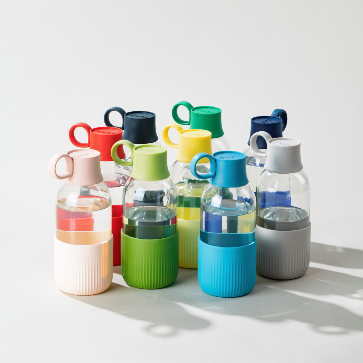 Gourde en verre personnalisable. Contenance : 500 ml. Dimensions : 7 x 19,7 cm. Poids : 300 g. Personnalisation : étiquette numérique (quadri). Zone de marquage : diamètre 35 mm. Matière : Verre et bioplastique (origine végétale).