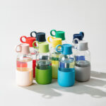 Gourde en verre personnalisable. Contenance : 500 ml. Dimensions : 7 x 19,7 cm. Poids : 300 g. Personnalisation : étiquette numérique (quadri). Zone de marquage : diamètre 35 mm. Matière : Verre et bioplastique (origine végétale).
