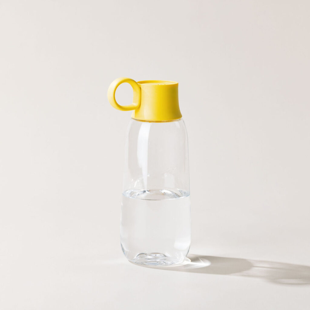 La gourde ÉcoConçue 500 ml est une alternative durable aux bouteilles jetables, fabriquée en copolyester, un plastique de haute qualité recyclable et sans BPA/BPS. Son design ergonomique et léger (75g) en fait un accessoire idéal pour une utilisation quotidienne, en déplacement, au bureau ou lors d’activités sportives