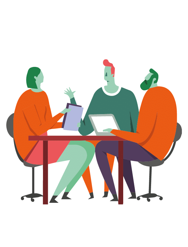 Trois personnes assises à une table effectuent des recherches de mots clés SEO sur un ordinateur portable et discutent de stratégies pour améliorer les engagements en ligne.