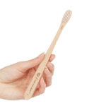 Brosse à dents en bois – Écologique et recyclable tenu sur une main