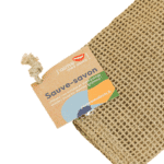 Un sac en toile de jute avec une étiquette, contenant du Filet à Savon en Lin.