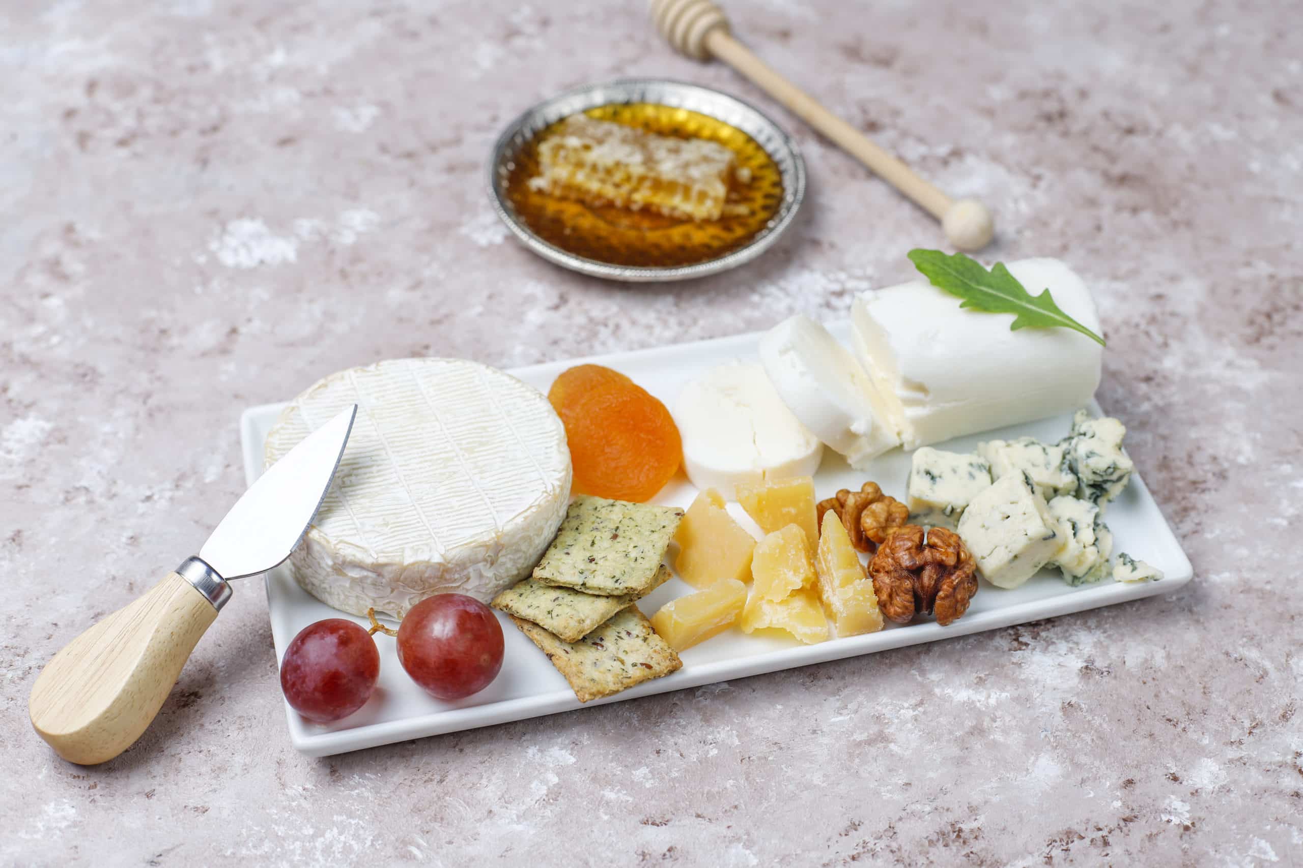 Une assiette Terrine BIO fromage de chèvre miel et amandes aux noix, raisins et miel.