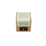 Une petite boîte avec une étiquette, conçue pour être placée au réfrigérateur et contenant à l'intérieur une Plante aromatique avec aimant pour frigo.