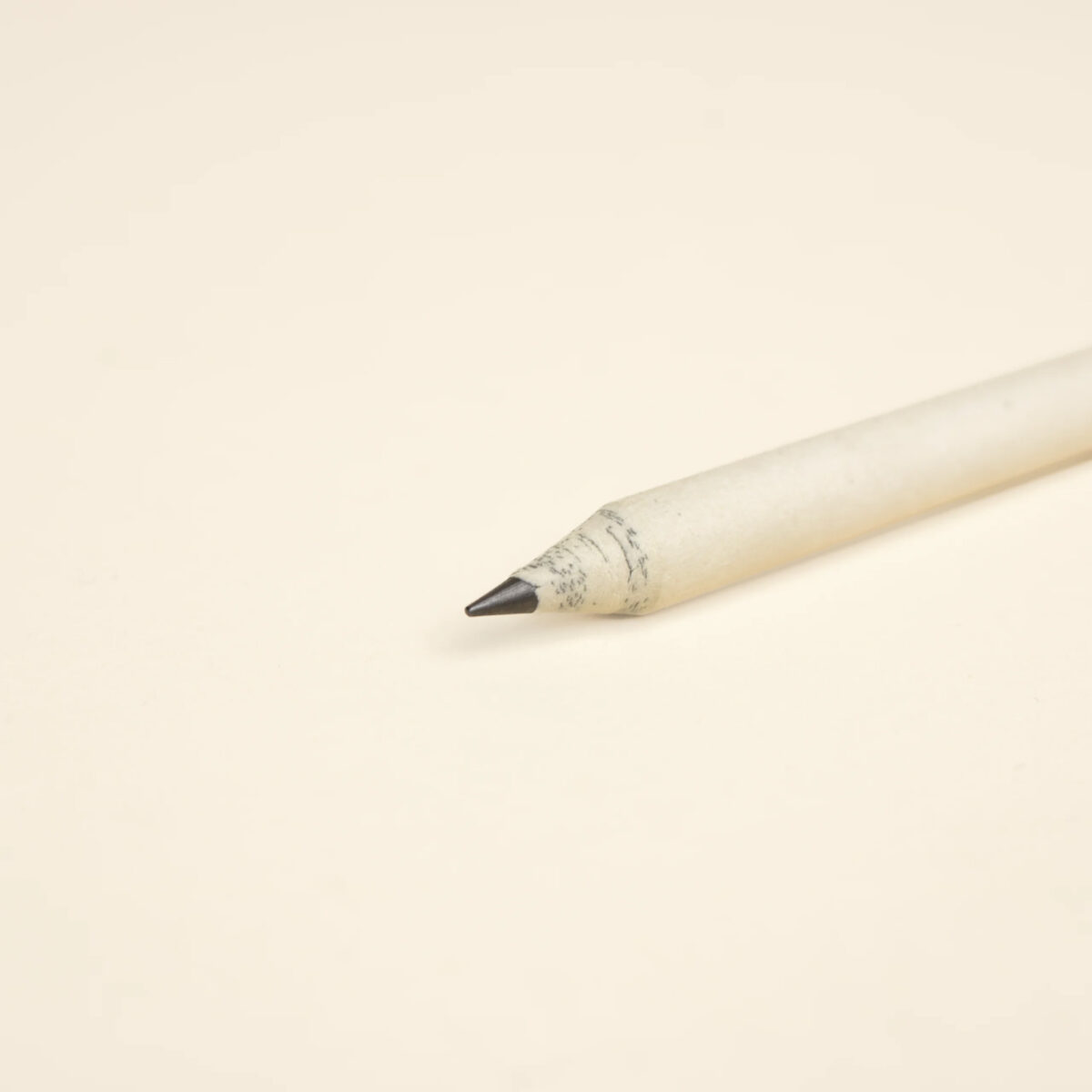 crayon plantable personnalisable Crayon en <strong data-start="2070" data-end="2088">papier recyclé</strong>, 100 % recyclable et <strong data-start="2110" data-end="2123">plantable</strong>, avec capsule contenant des graines de <strong data-start="2163" data-end="2182">fleurs sauvages</strong> ou de <strong data-start="2189" data-end="2200">basilic</strong>. Dimensions 15 x 0,5 cm, poids 4 g. <strong data-start="2237" data-end="2257">Personnalisation</strong> en sérigraphie 1 couleur sur le crayon (zone 4 x 60 mm) et sur blister en <strong data-start="2332" data-end="2348">papier kraft</strong> ou <strong data-start="2352" data-end="2376">papier recyclé blanc</strong>. Proposé avec ou sans blister personnalisé.