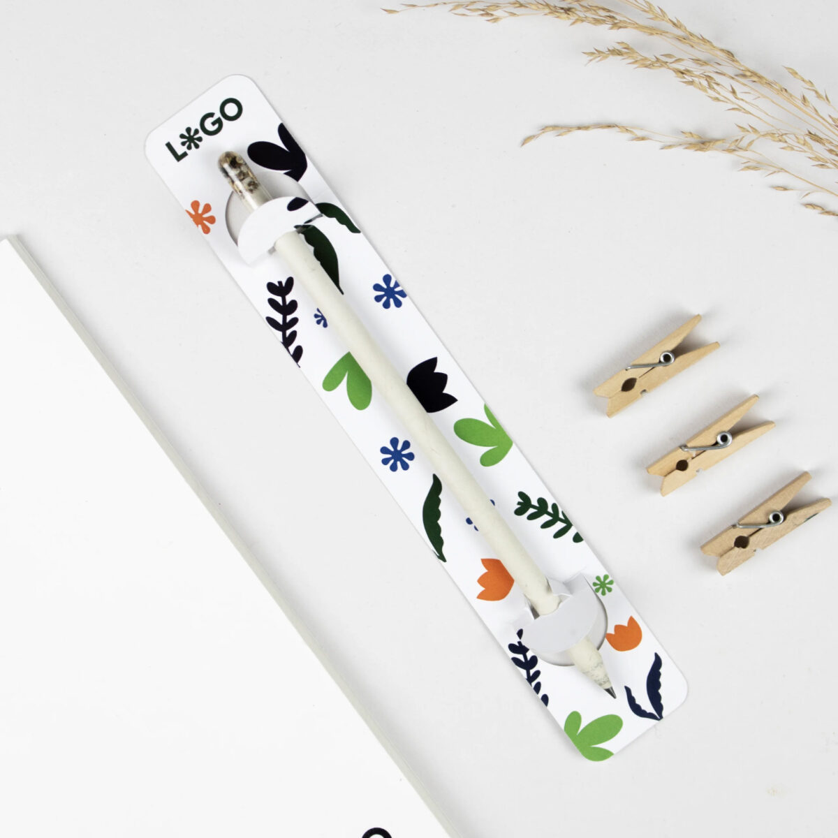 crayon plantable personnalisable Crayon en <strong data-start="2070" data-end="2088">papier recyclé</strong>, 100 % recyclable et <strong data-start="2110" data-end="2123">plantable</strong>, avec capsule contenant des graines de <strong data-start="2163" data-end="2182">fleurs sauvages</strong> ou de <strong data-start="2189" data-end="2200">basilic</strong>. Dimensions 15 x 0,5 cm, poids 4 g. <strong data-start="2237" data-end="2257">Personnalisation</strong> en sérigraphie 1 couleur sur le crayon (zone 4 x 60 mm) et sur blister en <strong data-start="2332" data-end="2348">papier kraft</strong> ou <strong data-start="2352" data-end="2376">papier recyclé blanc</strong>. Proposé avec ou sans blister personnalisé.