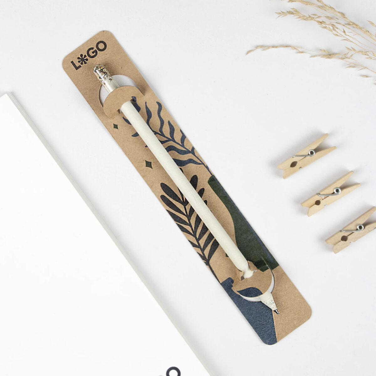 crayon plantable personnalisable Crayon en <strong data-start="2070" data-end="2088">papier recyclé</strong>, 100 % recyclable et <strong data-start="2110" data-end="2123">plantable</strong>, avec capsule contenant des graines de <strong data-start="2163" data-end="2182">fleurs sauvages</strong> ou de <strong data-start="2189" data-end="2200">basilic</strong>. Dimensions 15 x 0,5 cm, poids 4 g. <strong data-start="2237" data-end="2257">Personnalisation</strong> en sérigraphie 1 couleur sur le crayon (zone 4 x 60 mm) et sur blister en <strong data-start="2332" data-end="2348">papier kraft</strong> ou <strong data-start="2352" data-end="2376">papier recyclé blanc</strong>. Proposé avec ou sans blister personnalisé.