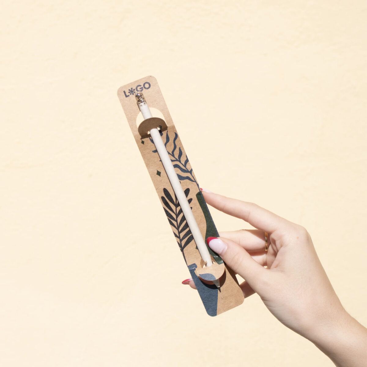 crayon plantable personnalisable Crayon en <strong data-start="2070" data-end="2088">papier recyclé</strong>, 100 % recyclable et <strong data-start="2110" data-end="2123">plantable</strong>, avec capsule contenant des graines de <strong data-start="2163" data-end="2182">fleurs sauvages</strong> ou de <strong data-start="2189" data-end="2200">basilic</strong>. Dimensions 15 x 0,5 cm, poids 4 g. <strong data-start="2237" data-end="2257">Personnalisation</strong> en sérigraphie 1 couleur sur le crayon (zone 4 x 60 mm) et sur blister en <strong data-start="2332" data-end="2348">papier kraft</strong> ou <strong data-start="2352" data-end="2376">papier recyclé blanc</strong>. Proposé avec ou sans blister personnalisé.