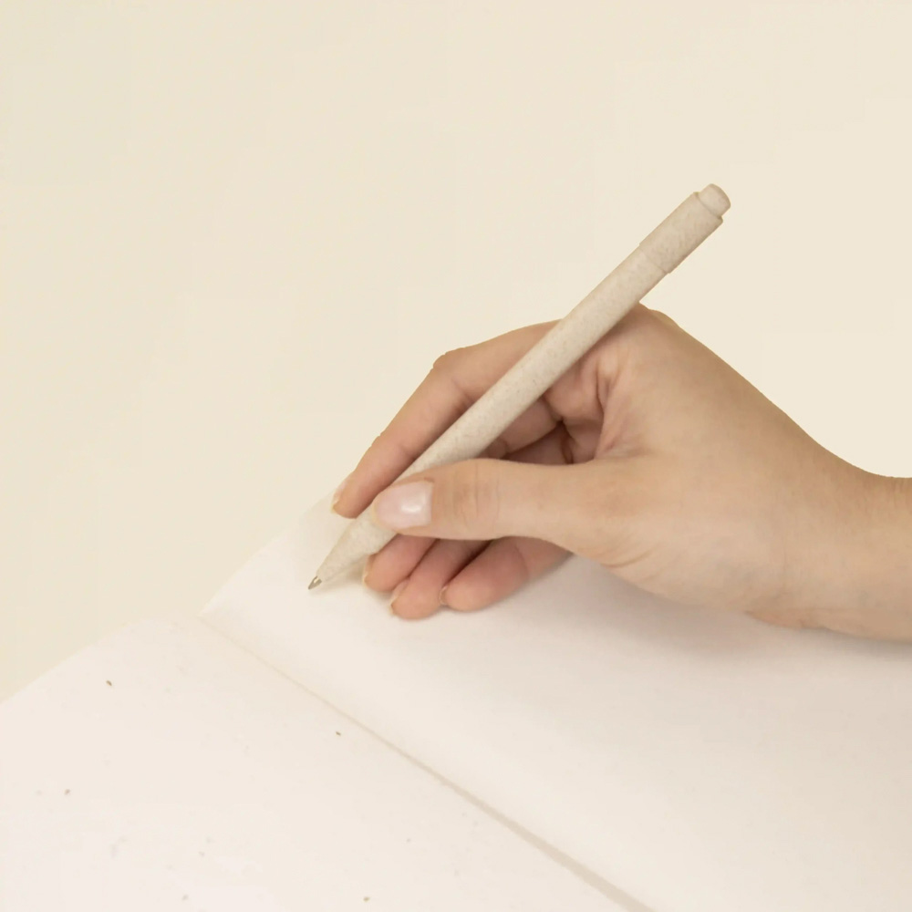 GK20103 Cahier format A5 en <strong data-start="268" data-end="284">papier kraft</strong> avec 100 pages non lignées, feuilles intérieures en <strong data-start="337" data-end="355">papier recyclé</strong>, encart en <strong data-start="367" data-end="387">papier ensemencé</strong> à la camomille placé après la couverture. Poids de 70 g. Personnalisation en impression quadrichromie sur la première de couverture, zone de marquage de 11 x 16 cm.