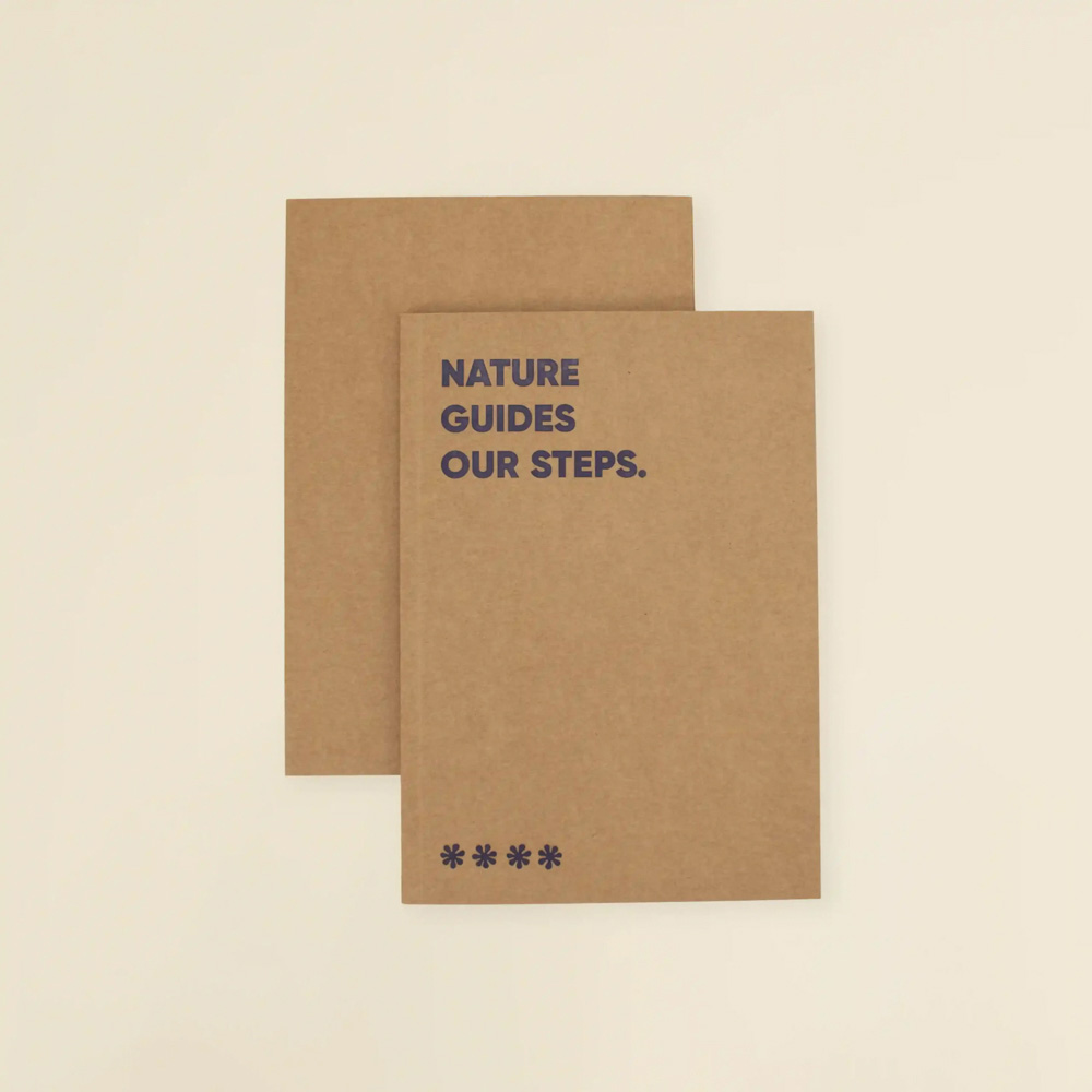 GK20103 Cahier format A5 en <strong data-start="268" data-end="284">papier kraft</strong> avec 100 pages non lignées, feuilles intérieures en <strong data-start="337" data-end="355">papier recyclé</strong>, encart en <strong data-start="367" data-end="387">papier ensemencé</strong> à la camomille placé après la couverture. Poids de 70 g. Personnalisation en impression quadrichromie sur la première de couverture, zone de marquage de 11 x 16 cm.