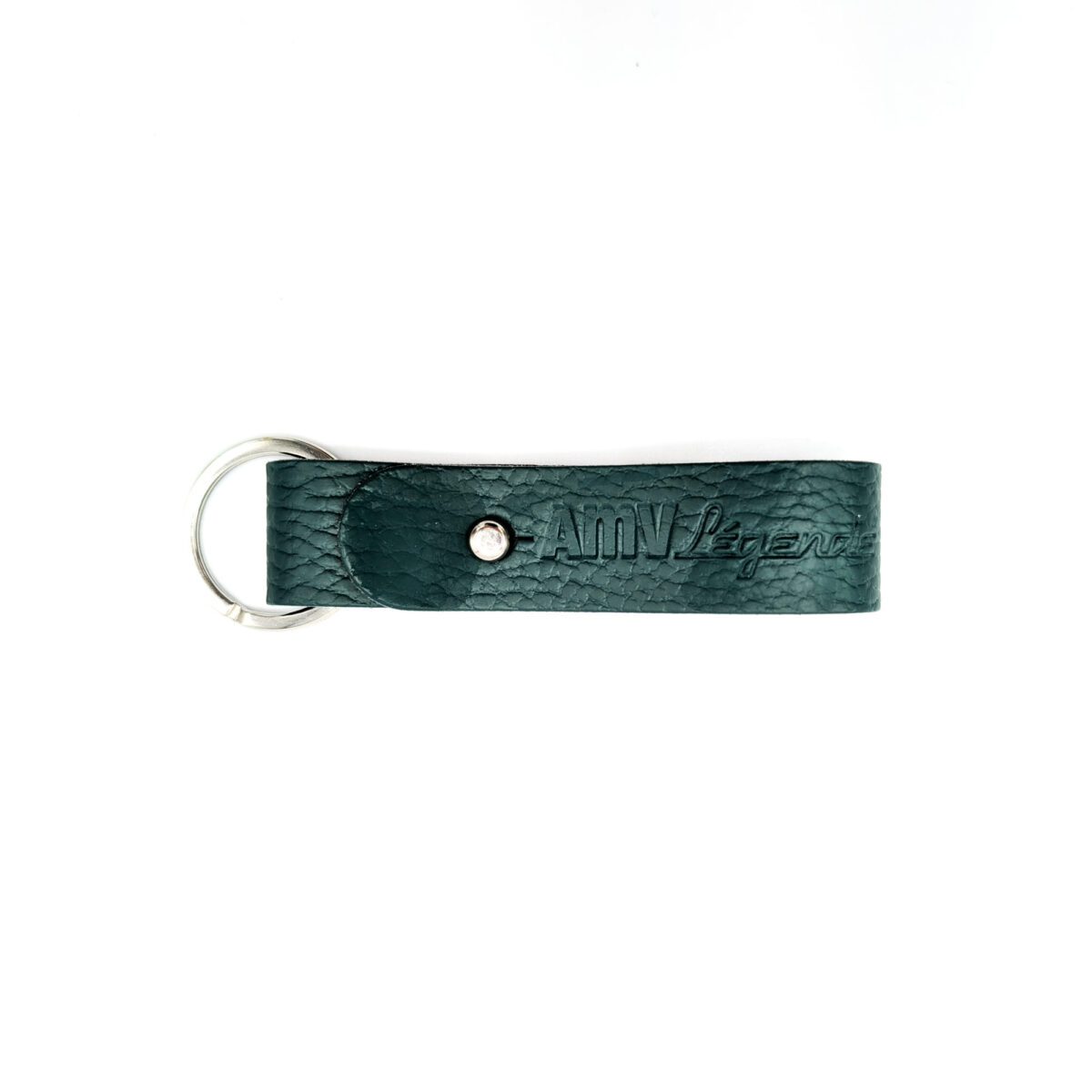 porte-clés en cuir recyclé <strong data-start="208" data-end="247">Porte-clés en cuir recyclé</strong>, disponible en trois formats : <strong data-start="279" data-end="303">lanière grand format</strong> (2 x 12 cm), <strong data-start="317" data-end="341" data-is-only-node="">lanière petit format</strong> (1,5 x 9 cm) et <strong data-start="358" data-end="378">format médaillon</strong> (2 x 12 cm). Léger avec un poids de 10 g. Personnalisation par <strong data-start="442" data-end="455">embossage</strong> sur une zone de marquage de 15 x 100 mm. Fabrication en <strong data-start="512" data-end="522">France</strong>.