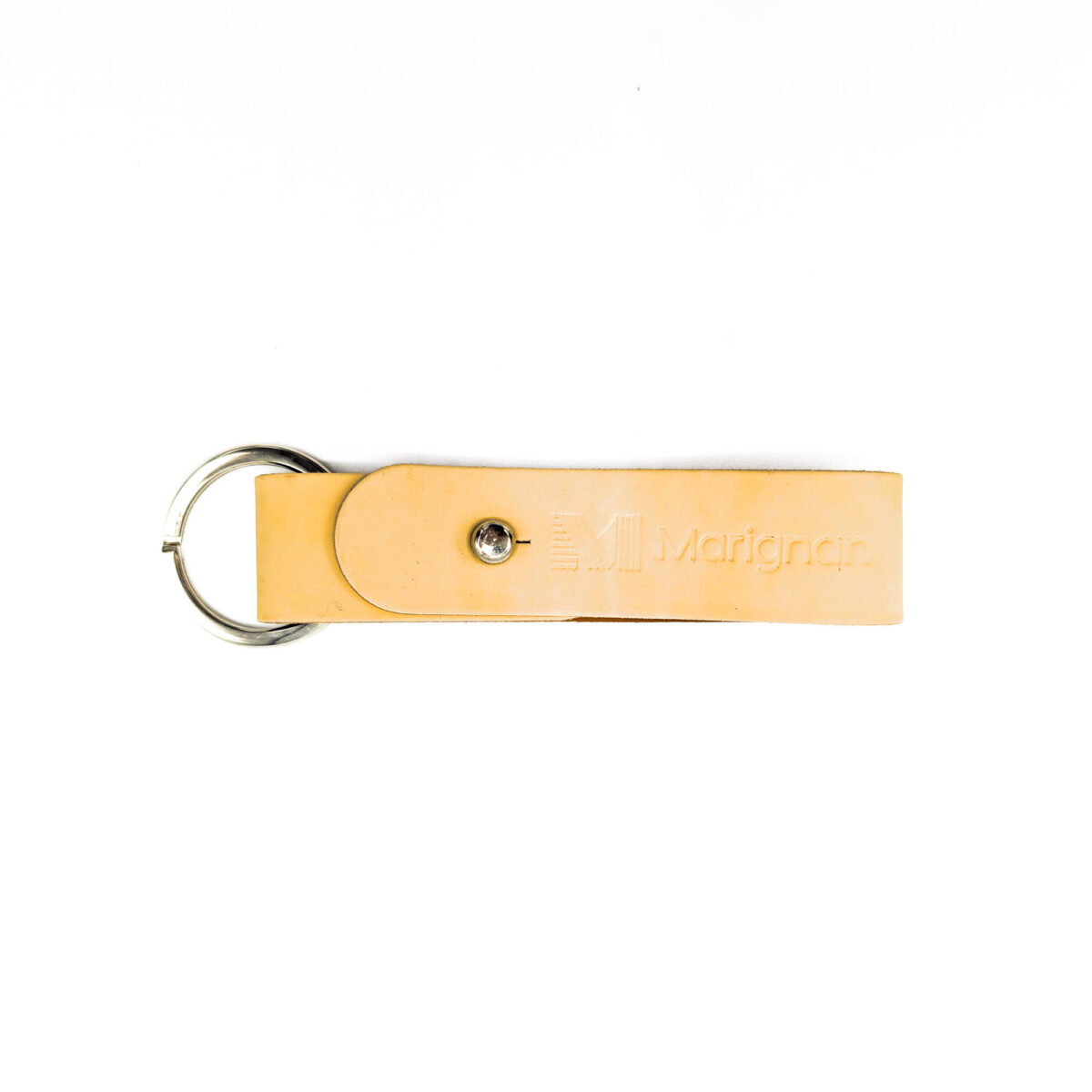 porte-clés en cuir recyclé <strong data-start="208" data-end="247">Porte-clés en cuir recyclé</strong>, disponible en trois formats : <strong data-start="279" data-end="303">lanière grand format</strong> (2 x 12 cm), <strong data-start="317" data-end="341" data-is-only-node="">lanière petit format</strong> (1,5 x 9 cm) et <strong data-start="358" data-end="378">format médaillon</strong> (2 x 12 cm). Léger avec un poids de 10 g. Personnalisation par <strong data-start="442" data-end="455">embossage</strong> sur une zone de marquage de 15 x 100 mm. Fabrication en <strong data-start="512" data-end="522">France</strong>.
