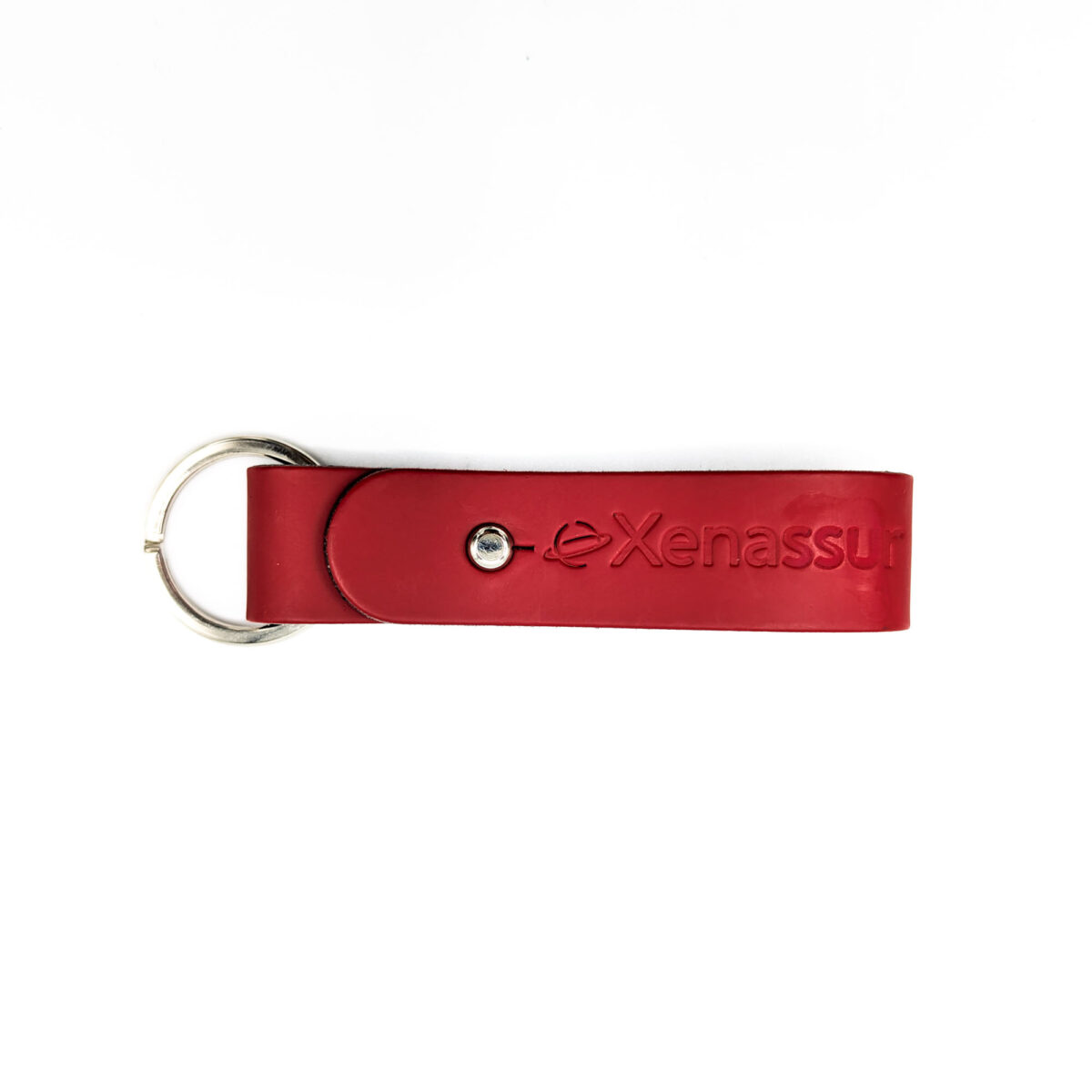 porte-clés en cuir recyclé <strong data-start="208" data-end="247">Porte-clés en cuir recyclé</strong>, disponible en trois formats : <strong data-start="279" data-end="303">lanière grand format</strong> (2 x 12 cm), <strong data-start="317" data-end="341" data-is-only-node="">lanière petit format</strong> (1,5 x 9 cm) et <strong data-start="358" data-end="378">format médaillon</strong> (2 x 12 cm). Léger avec un poids de 10 g. Personnalisation par <strong data-start="442" data-end="455">embossage</strong> sur une zone de marquage de 15 x 100 mm. Fabrication en <strong data-start="512" data-end="522">France</strong>.