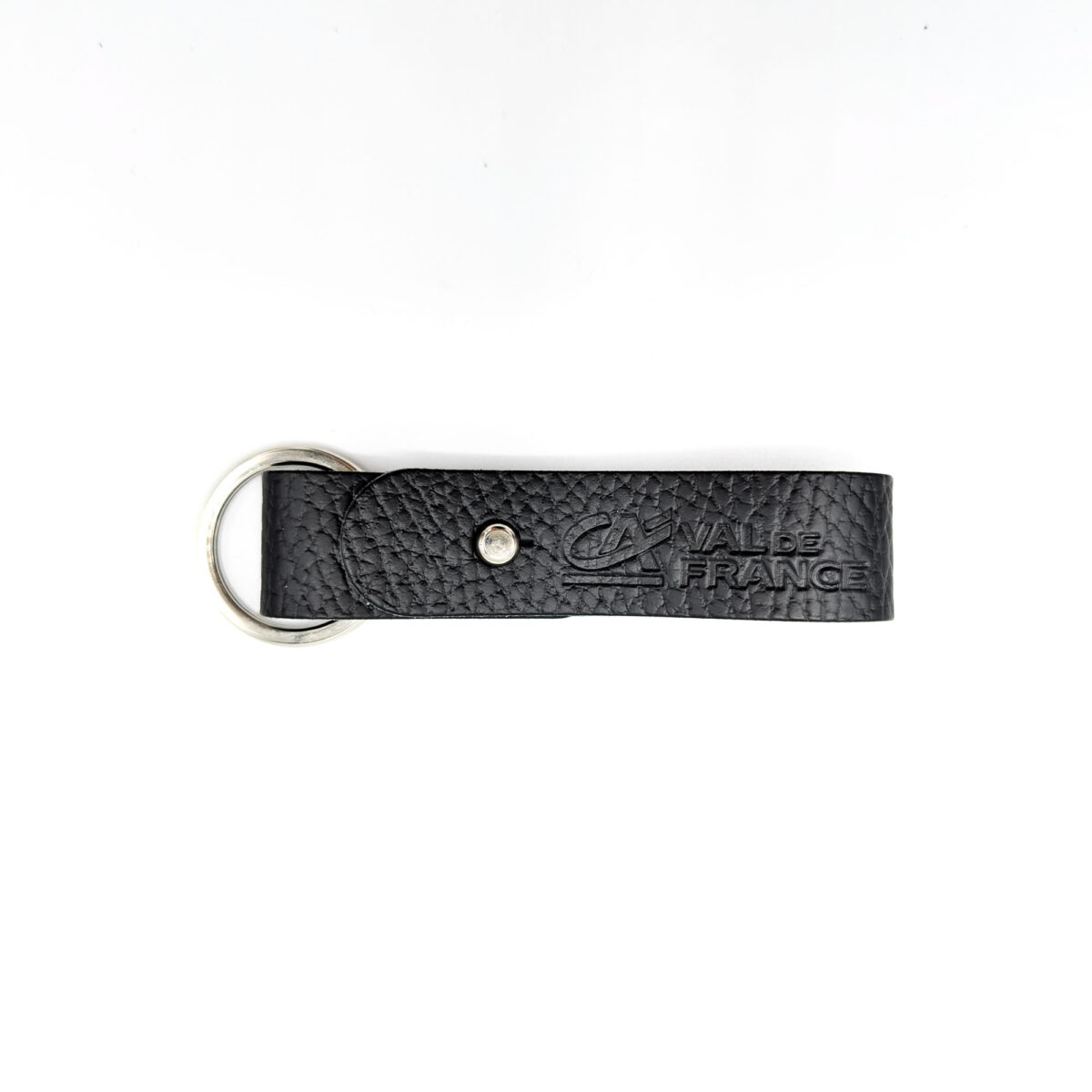 porte-clés en cuir recyclé <strong data-start="208" data-end="247">Porte-clés en cuir recyclé</strong>, disponible en trois formats : <strong data-start="279" data-end="303">lanière grand format</strong> (2 x 12 cm), <strong data-start="317" data-end="341" data-is-only-node="">lanière petit format</strong> (1,5 x 9 cm) et <strong data-start="358" data-end="378">format médaillon</strong> (2 x 12 cm). Léger avec un poids de 10 g. Personnalisation par <strong data-start="442" data-end="455">embossage</strong> sur une zone de marquage de 15 x 100 mm. Fabrication en <strong data-start="512" data-end="522">France</strong>.