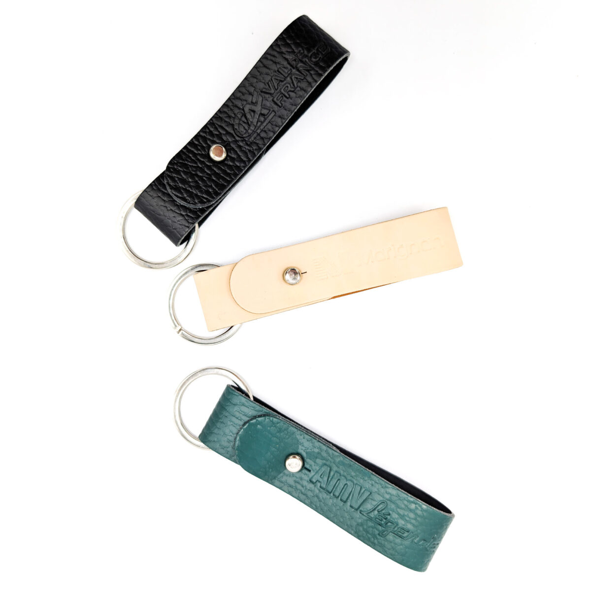 porte-clés en cuir recyclé <strong data-start="208" data-end="247">Porte-clés en cuir recyclé</strong>, disponible en trois formats : <strong data-start="279" data-end="303">lanière grand format</strong> (2 x 12 cm), <strong data-start="317" data-end="341" data-is-only-node="">lanière petit format</strong> (1,5 x 9 cm) et <strong data-start="358" data-end="378">format médaillon</strong> (2 x 12 cm). Léger avec un poids de 10 g. Personnalisation par <strong data-start="442" data-end="455">embossage</strong> sur une zone de marquage de 15 x 100 mm. Fabrication en <strong data-start="512" data-end="522">France</strong>.