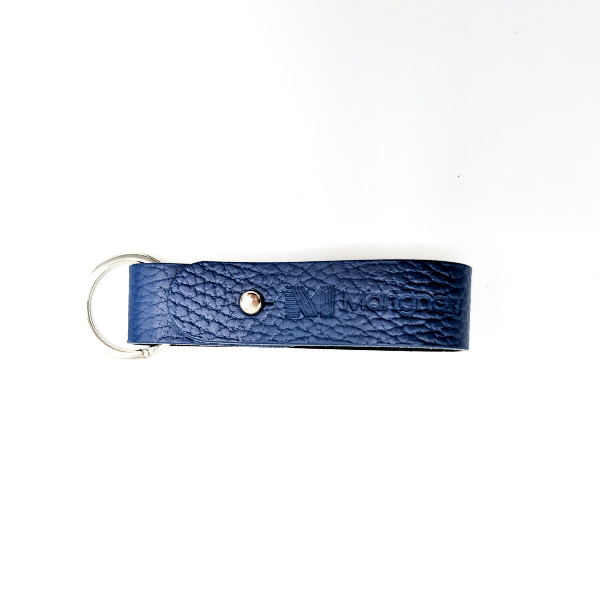 porte-clés en cuir recyclé <strong data-start="208" data-end="247">Porte-clés en cuir recyclé</strong>, disponible en trois formats : <strong data-start="279" data-end="303">lanière grand format</strong> (2 x 12 cm), <strong data-start="317" data-end="341" data-is-only-node="">lanière petit format</strong> (1,5 x 9 cm) et <strong data-start="358" data-end="378">format médaillon</strong> (2 x 12 cm). Léger avec un poids de 10 g. Personnalisation par <strong data-start="442" data-end="455">embossage</strong> sur une zone de marquage de 15 x 100 mm. Fabrication en <strong data-start="512" data-end="522">France</strong>.