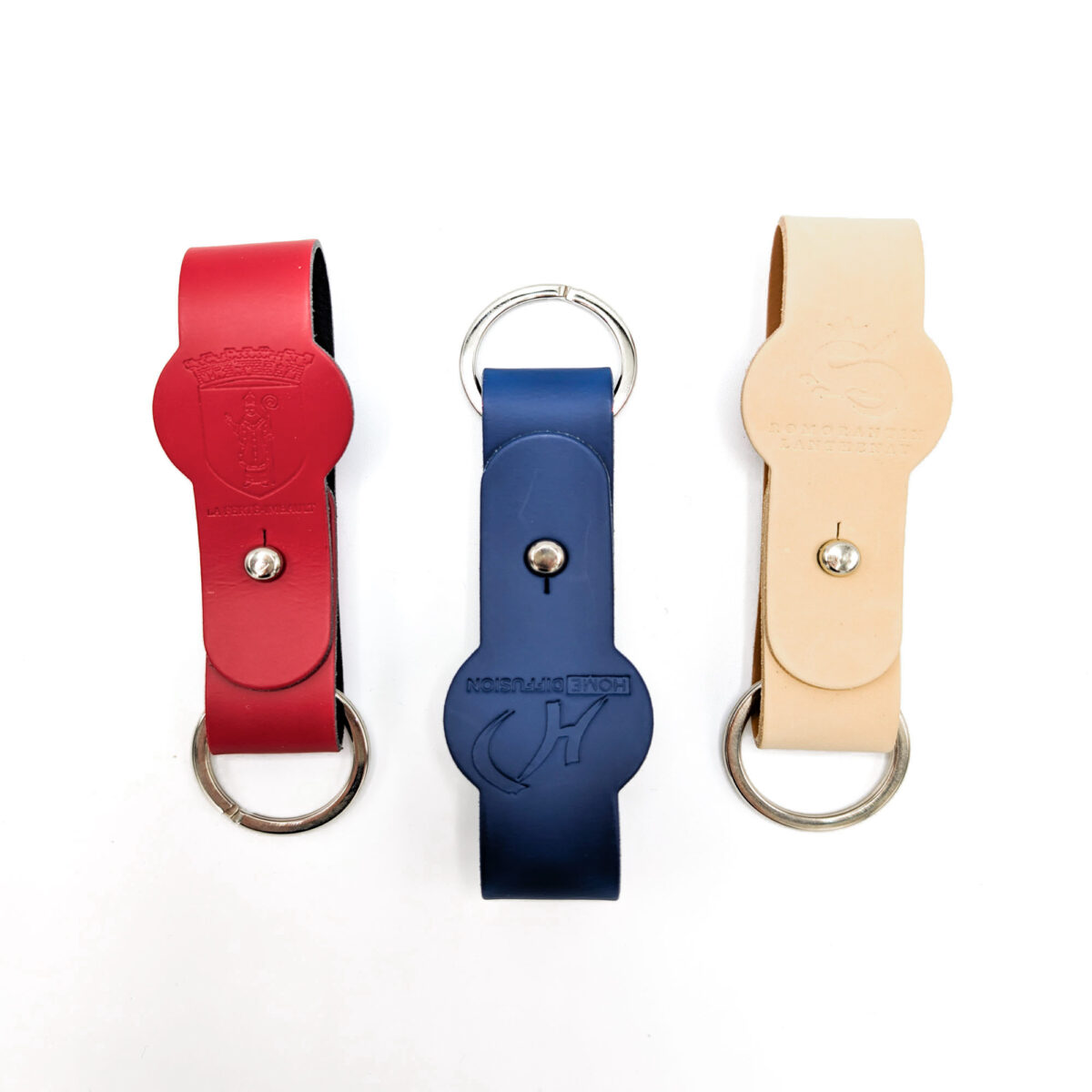 porte-clés en cuir recyclé <strong data-start="208" data-end="247">Porte-clés en cuir recyclé</strong>, disponible en trois formats : <strong data-start="279" data-end="303">lanière grand format</strong> (2 x 12 cm), <strong data-start="317" data-end="341" data-is-only-node="">lanière petit format</strong> (1,5 x 9 cm) et <strong data-start="358" data-end="378">format médaillon</strong> (2 x 12 cm). Léger avec un poids de 10 g. Personnalisation par <strong data-start="442" data-end="455">embossage</strong> sur une zone de marquage de 15 x 100 mm. Fabrication en <strong data-start="512" data-end="522">France</strong>.