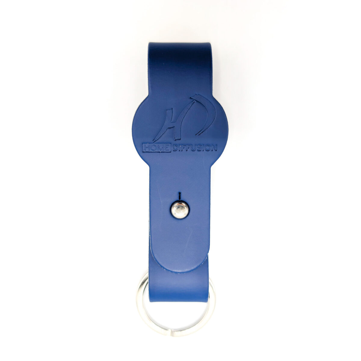 porte-clés en cuir recyclé <strong data-start="208" data-end="247">Porte-clés en cuir recyclé</strong>, disponible en trois formats : <strong data-start="279" data-end="303">lanière grand format</strong> (2 x 12 cm), <strong data-start="317" data-end="341" data-is-only-node="">lanière petit format</strong> (1,5 x 9 cm) et <strong data-start="358" data-end="378">format médaillon</strong> (2 x 12 cm). Léger avec un poids de 10 g. Personnalisation par <strong data-start="442" data-end="455">embossage</strong> sur une zone de marquage de 15 x 100 mm. Fabrication en <strong data-start="512" data-end="522">France</strong>.