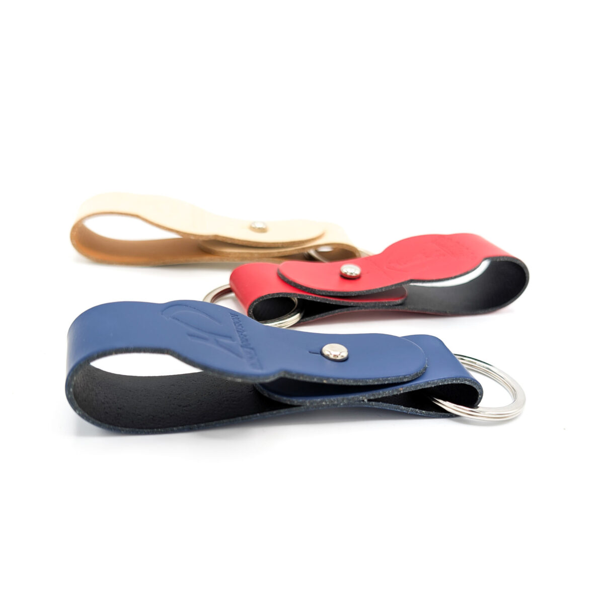 porte-clés en cuir recyclé <strong data-start="208" data-end="247">Porte-clés en cuir recyclé</strong>, disponible en trois formats : <strong data-start="279" data-end="303">lanière grand format</strong> (2 x 12 cm), <strong data-start="317" data-end="341" data-is-only-node="">lanière petit format</strong> (1,5 x 9 cm) et <strong data-start="358" data-end="378">format médaillon</strong> (2 x 12 cm). Léger avec un poids de 10 g. Personnalisation par <strong data-start="442" data-end="455">embossage</strong> sur une zone de marquage de 15 x 100 mm. Fabrication en <strong data-start="512" data-end="522">France</strong>.