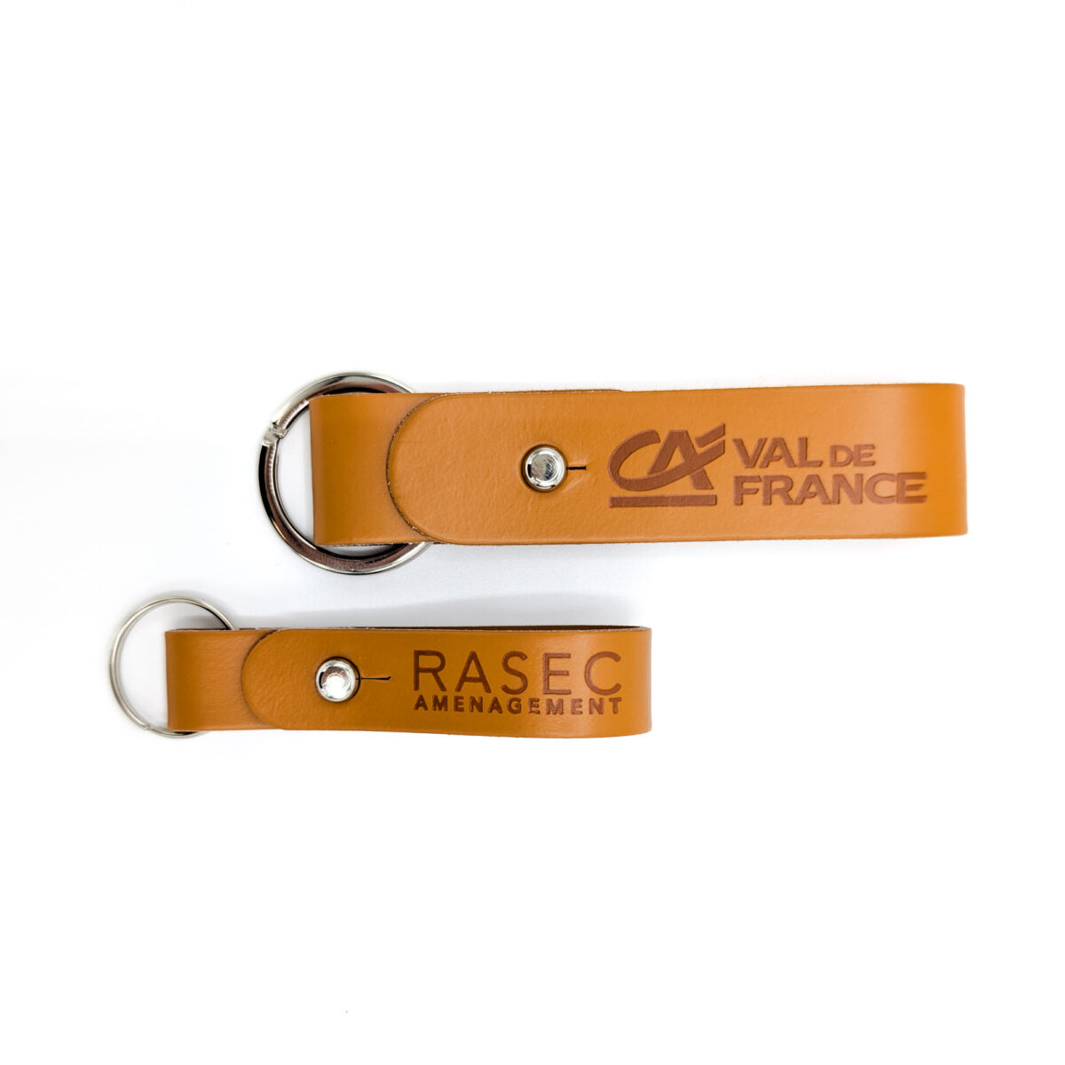 porte-clés en cuir recyclé <strong data-start="208" data-end="247">Porte-clés en cuir recyclé</strong>, disponible en trois formats : <strong data-start="279" data-end="303">lanière grand format</strong> (2 x 12 cm), <strong data-start="317" data-end="341" data-is-only-node="">lanière petit format</strong> (1,5 x 9 cm) et <strong data-start="358" data-end="378">format médaillon</strong> (2 x 12 cm). Léger avec un poids de 10 g. Personnalisation par <strong data-start="442" data-end="455">embossage</strong> sur une zone de marquage de 15 x 100 mm. Fabrication en <strong data-start="512" data-end="522">France</strong>.