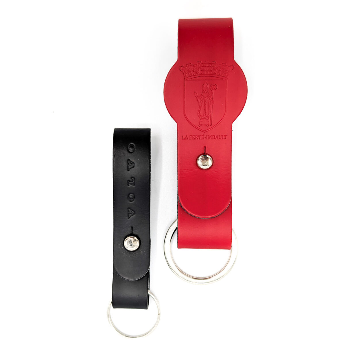 porte-clés en cuir recyclé <strong data-start="208" data-end="247">Porte-clés en cuir recyclé</strong>, disponible en trois formats : <strong data-start="279" data-end="303">lanière grand format</strong> (2 x 12 cm), <strong data-start="317" data-end="341" data-is-only-node="">lanière petit format</strong> (1,5 x 9 cm) et <strong data-start="358" data-end="378">format médaillon</strong> (2 x 12 cm). Léger avec un poids de 10 g. Personnalisation par <strong data-start="442" data-end="455">embossage</strong> sur une zone de marquage de 15 x 100 mm. Fabrication en <strong data-start="512" data-end="522">France</strong>.