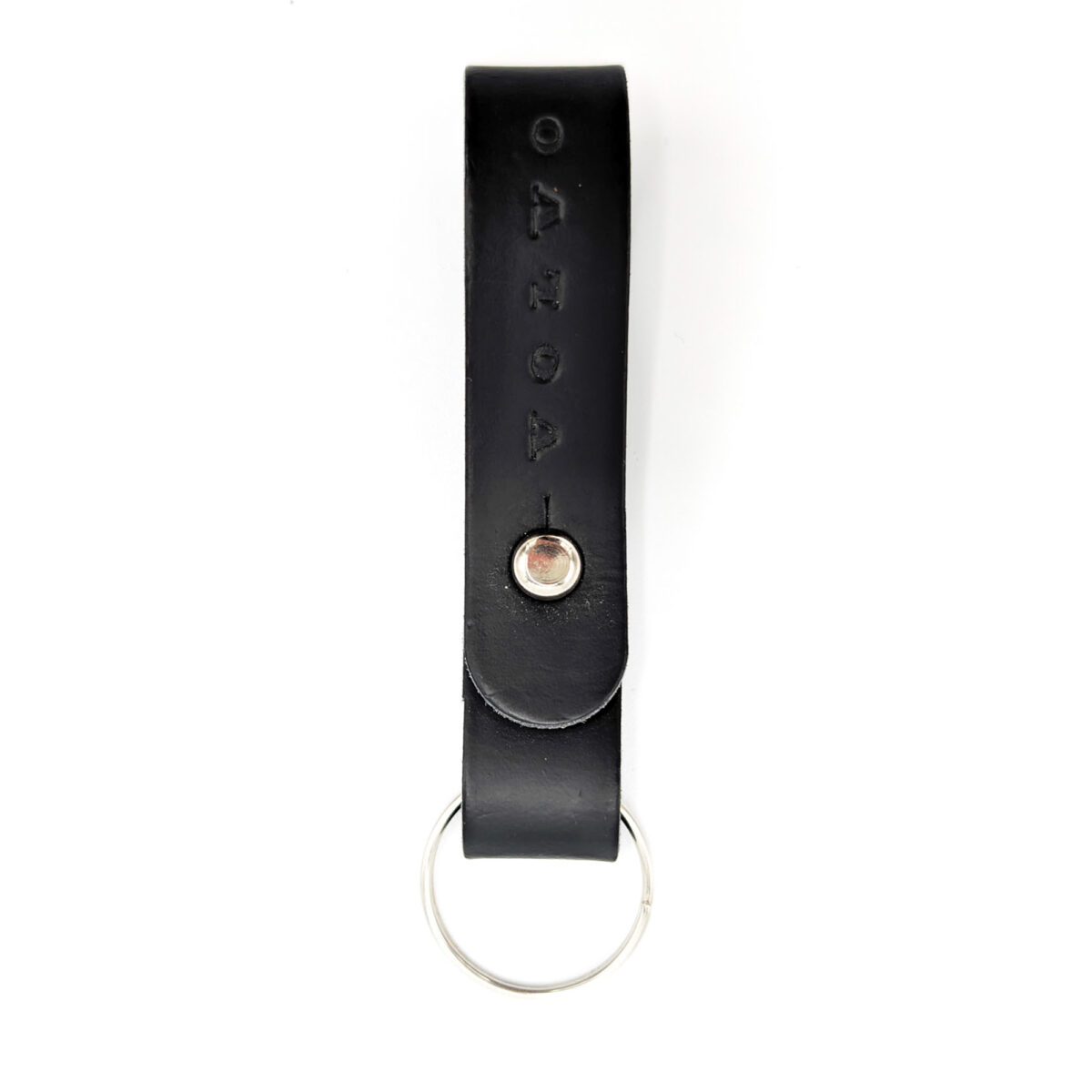 porte-clés en cuir recyclé <strong data-start="208" data-end="247">Porte-clés en cuir recyclé</strong>, disponible en trois formats : <strong data-start="279" data-end="303">lanière grand format</strong> (2 x 12 cm), <strong data-start="317" data-end="341" data-is-only-node="">lanière petit format</strong> (1,5 x 9 cm) et <strong data-start="358" data-end="378">format médaillon</strong> (2 x 12 cm). Léger avec un poids de 10 g. Personnalisation par <strong data-start="442" data-end="455">embossage</strong> sur une zone de marquage de 15 x 100 mm. Fabrication en <strong data-start="512" data-end="522">France</strong>.