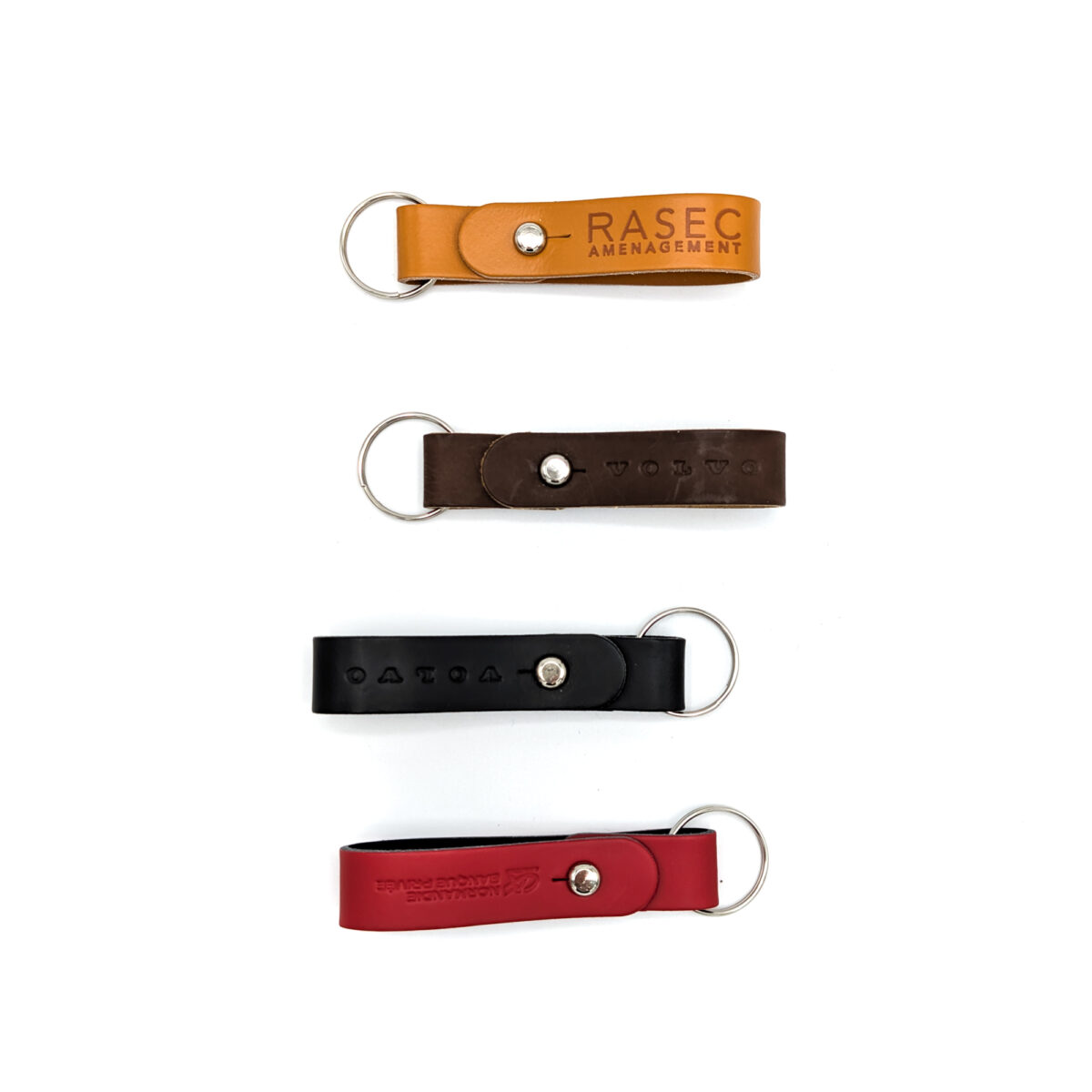 porte-clés en cuir recyclé <strong data-start="208" data-end="247">Porte-clés en cuir recyclé</strong>, disponible en trois formats : <strong data-start="279" data-end="303">lanière grand format</strong> (2 x 12 cm), <strong data-start="317" data-end="341" data-is-only-node="">lanière petit format</strong> (1,5 x 9 cm) et <strong data-start="358" data-end="378">format médaillon</strong> (2 x 12 cm). Léger avec un poids de 10 g. Personnalisation par <strong data-start="442" data-end="455">embossage</strong> sur une zone de marquage de 15 x 100 mm. Fabrication en <strong data-start="512" data-end="522">France</strong>.