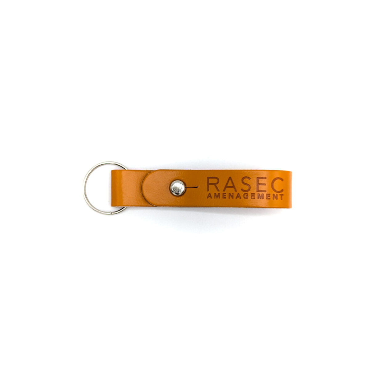 porte-clés en cuir recyclé <strong data-start="208" data-end="247">Porte-clés en cuir recyclé</strong>, disponible en trois formats : <strong data-start="279" data-end="303">lanière grand format</strong> (2 x 12 cm), <strong data-start="317" data-end="341" data-is-only-node="">lanière petit format</strong> (1,5 x 9 cm) et <strong data-start="358" data-end="378">format médaillon</strong> (2 x 12 cm). Léger avec un poids de 10 g. Personnalisation par <strong data-start="442" data-end="455">embossage</strong> sur une zone de marquage de 15 x 100 mm. Fabrication en <strong data-start="512" data-end="522">France</strong>.