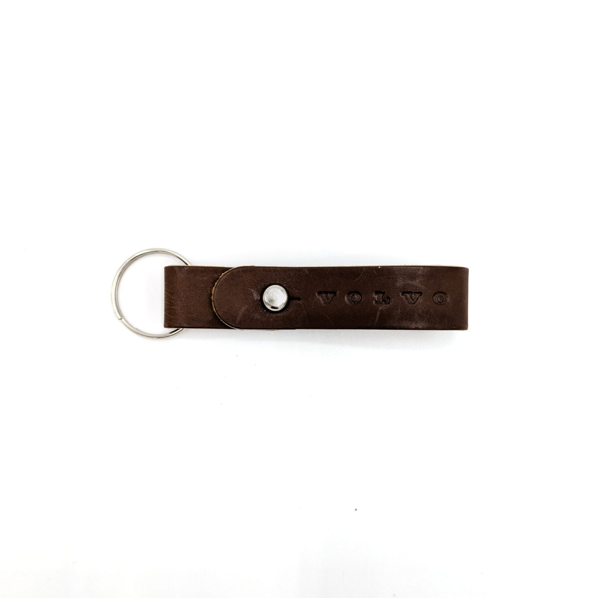 porte-clés en cuir recyclé <strong data-start="208" data-end="247">Porte-clés en cuir recyclé</strong>, disponible en trois formats : <strong data-start="279" data-end="303">lanière grand format</strong> (2 x 12 cm), <strong data-start="317" data-end="341" data-is-only-node="">lanière petit format</strong> (1,5 x 9 cm) et <strong data-start="358" data-end="378">format médaillon</strong> (2 x 12 cm). Léger avec un poids de 10 g. Personnalisation par <strong data-start="442" data-end="455">embossage</strong> sur une zone de marquage de 15 x 100 mm. Fabrication en <strong data-start="512" data-end="522">France</strong>.