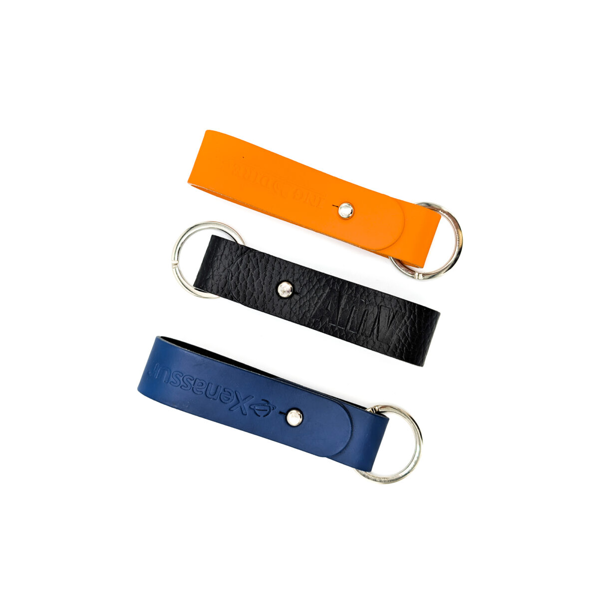 porte-clés en cuir recyclé <strong data-start="208" data-end="247">Porte-clés en cuir recyclé</strong>, disponible en trois formats : <strong data-start="279" data-end="303">lanière grand format</strong> (2 x 12 cm), <strong data-start="317" data-end="341" data-is-only-node="">lanière petit format</strong> (1,5 x 9 cm) et <strong data-start="358" data-end="378">format médaillon</strong> (2 x 12 cm). Léger avec un poids de 10 g. Personnalisation par <strong data-start="442" data-end="455">embossage</strong> sur une zone de marquage de 15 x 100 mm. Fabrication en <strong data-start="512" data-end="522">France</strong>.
