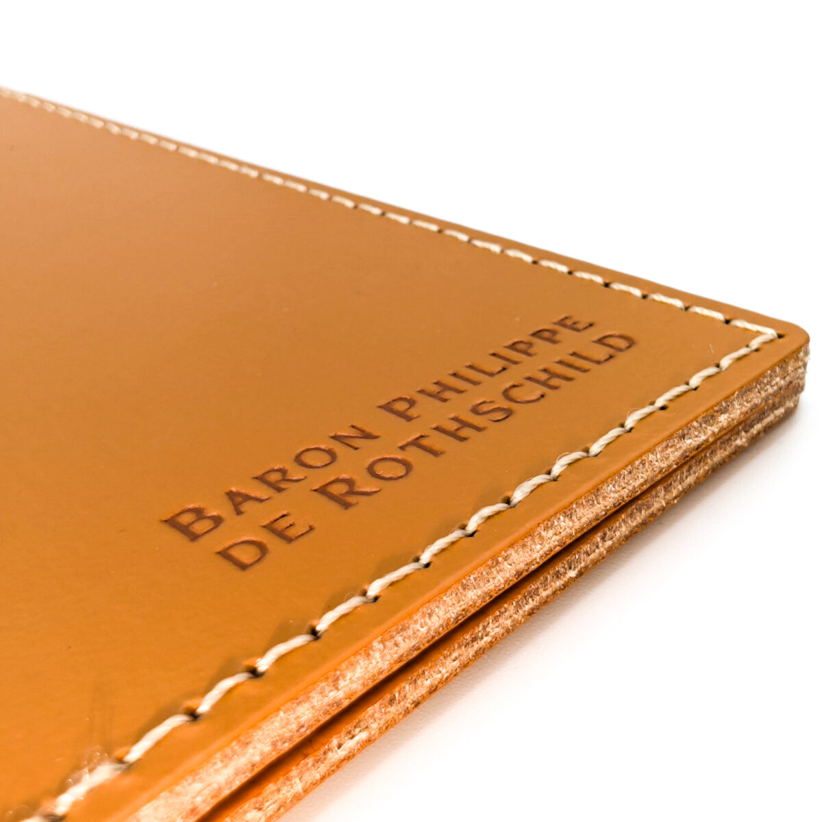Étuis à passeport en Fibres de Cuir Recyclées Français <strong data-start="195" data-end="215">Étui à passeport</strong> en cuir recyclé, dimensions 10 x 14 cm, poids 0.075 kg. Trois formats disponibles : 2 poches droites, 2 poches triangulaires avec fentes, 2 poches avec fentes. Personnalisation par embossage, zone de marquage 100 x 100 mm.