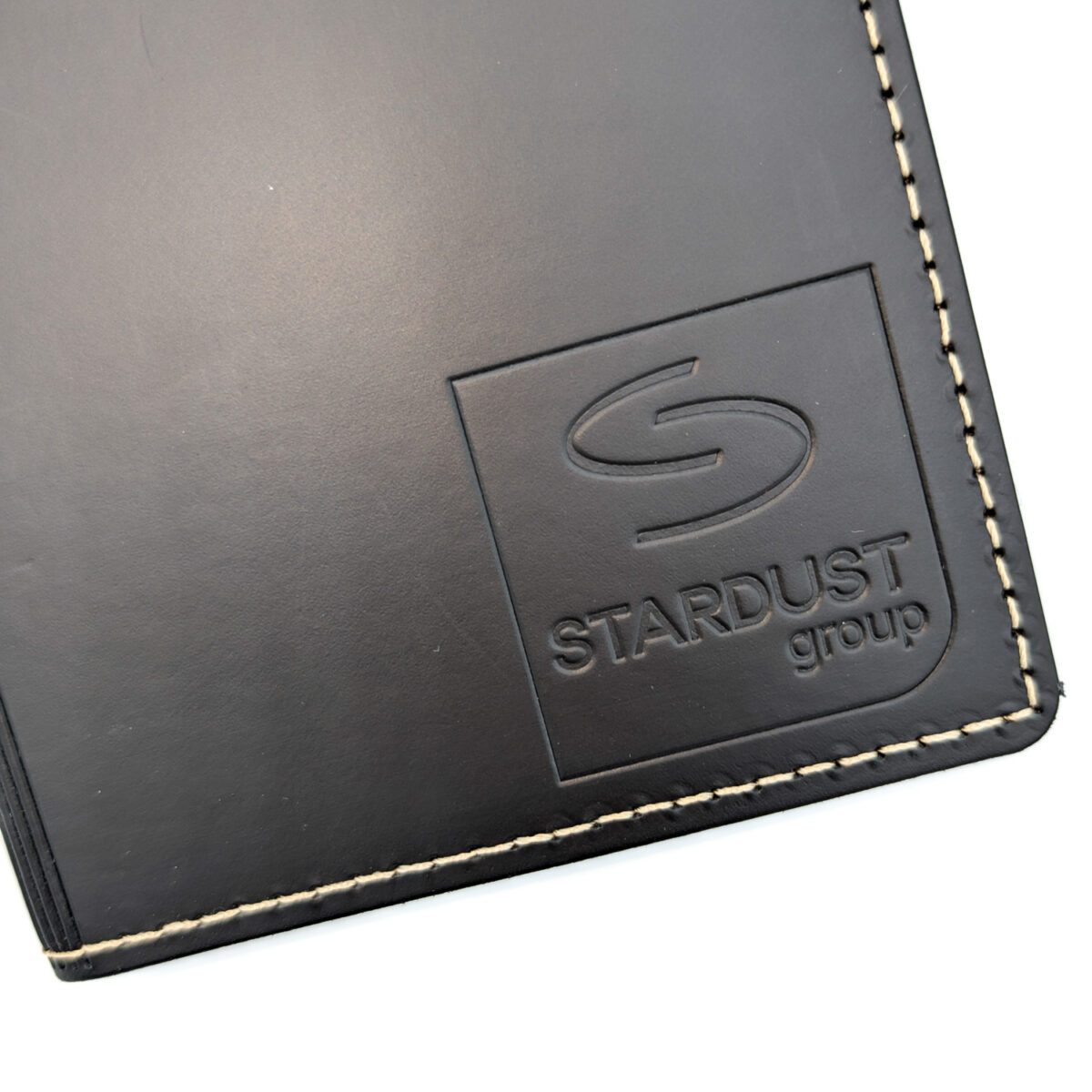 Étuis à passeport en Fibres de Cuir Recyclées Français <strong data-start="195" data-end="215">Étui à passeport</strong> en cuir recyclé, dimensions 10 x 14 cm, poids 0.075 kg. Trois formats disponibles : 2 poches droites, 2 poches triangulaires avec fentes, 2 poches avec fentes. Personnalisation par embossage, zone de marquage 100 x 100 mm.