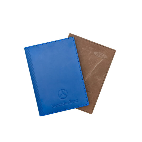 Étui de carte grise en cuir recyclé, élégant et résistant, conçu pour protéger et organiser vos documents. Personnalisation par embossage sur une zone de marquage de 100 x 100 mm.