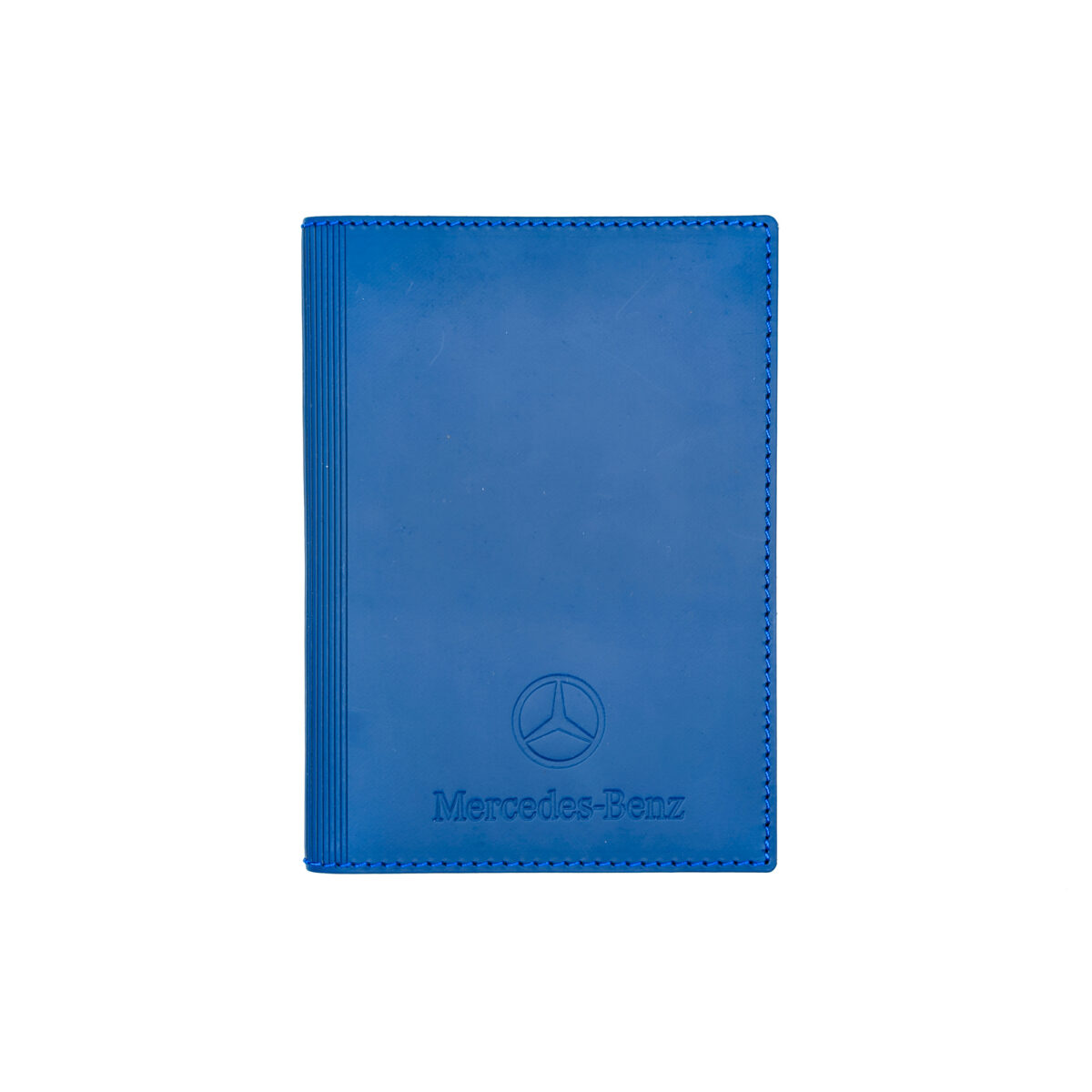 Étui de carte grise en cuir recyclé, élégant et résistant, conçu pour protéger et organiser vos documents. Personnalisation par embossage sur une zone de marquage de 100 x 100 mm.